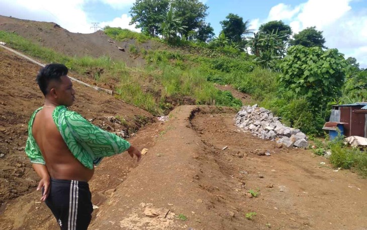 Lokasi proyek yang bersampingan dengan rumah warga