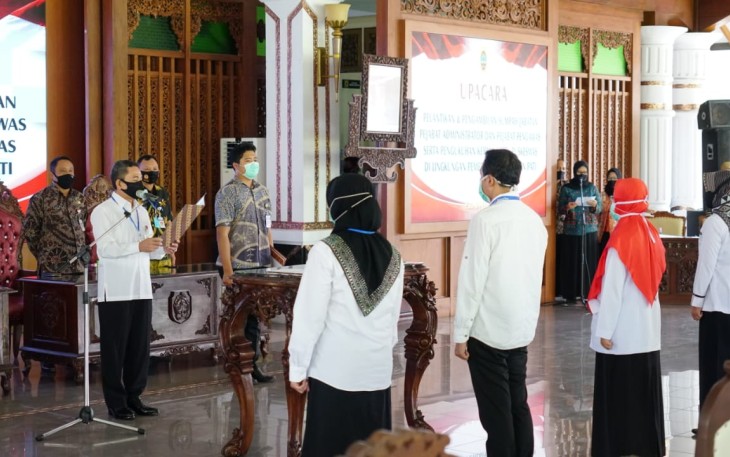 Bupati ketika mengambil sumpah 