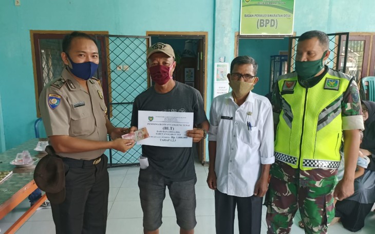 Polsek Seginim Kawal Penyaluran BLT Covid-19 di Desa Kembang Ayun