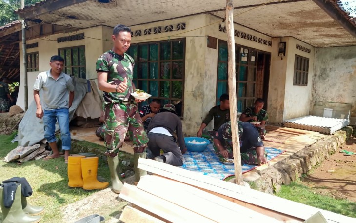 Tmmd Membangun Keakraban Antara Anggota Satgas Dan Warga Melalui Makan Bersama