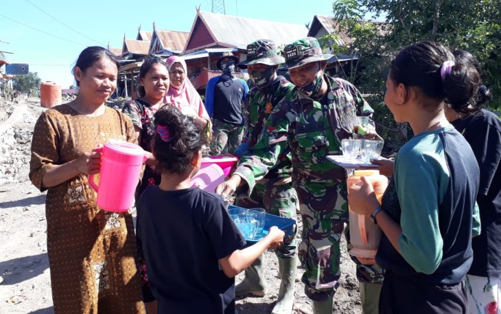 KAUM EMAK EMAK BAGIKAN KUE DAN KOPI HANGAT KEPADA SATGAS TMMD 108 KODIM 1425/JENEPONTO