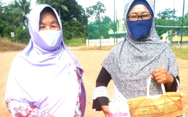 Lansia di Bintan terima bingkisan mukena