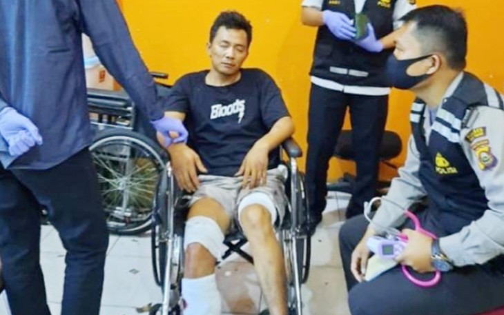 Tersangka (duduk di kursi roda) saat diamankan