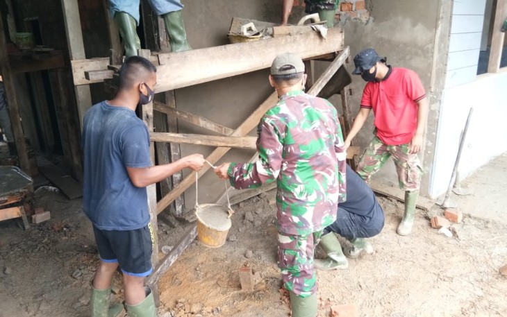 Satgas TMMD Optimalkan Waktu Garap Sasaran MCK Di SD Islam Terpadu Sepila Desa Makmur