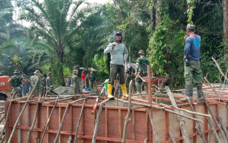 Satgas Dibantu Warga Terus Pacu Pembuatan Jembatan dan Jalan di Desa Batu Jongjong