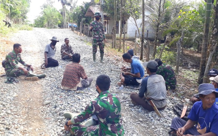 Kebersamaan Ibu-Ibu Desa Lango Bersama Satgas TMMD Menyiapkan Nasi Bungkus