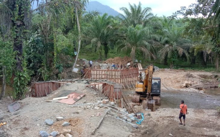Kejar Target, Pembuatan Jembatan di Hari ke-3 TMMD 108 Kodim 0203/Lkt Capai 36 Persen