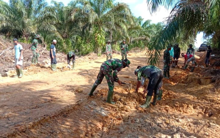 Jalan Efektif Hubungkan Akses Dua Desa, Satgas TMMD Ke 108 Bantu Percepat Produktivitas Perkebunan Warga