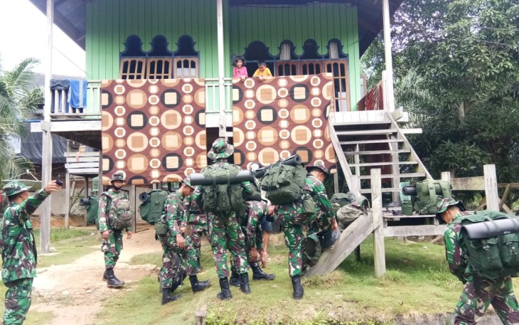 Tidur Bersama Warga Personil Satgas TMMD Sudah Dianggap Sebagai Keluarga