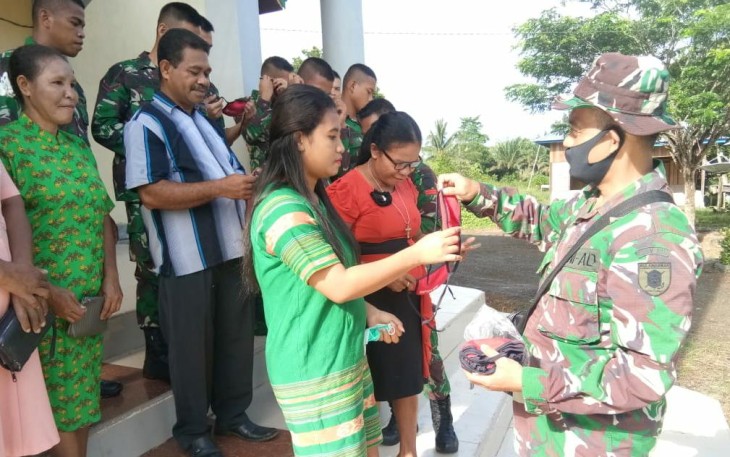 Selain Ingatkan Pentingnya Protokol Kesehatan Satgas TMMD Juga Bagikan Masker Ke Warga Desa