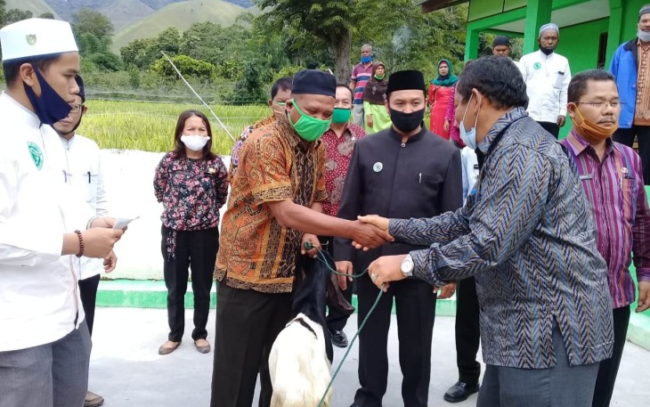 Penyerahan hewan qurban kepada Umat Muslim di Samosir