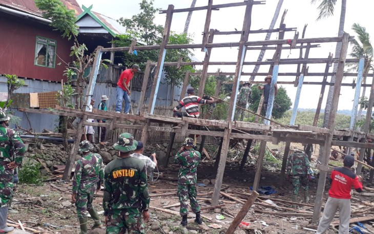 Hari ketiga Satgas TMMD ke-108 Kodim 1425/Jeneponto bongkar rumah Janda yang hidup sebatang kara