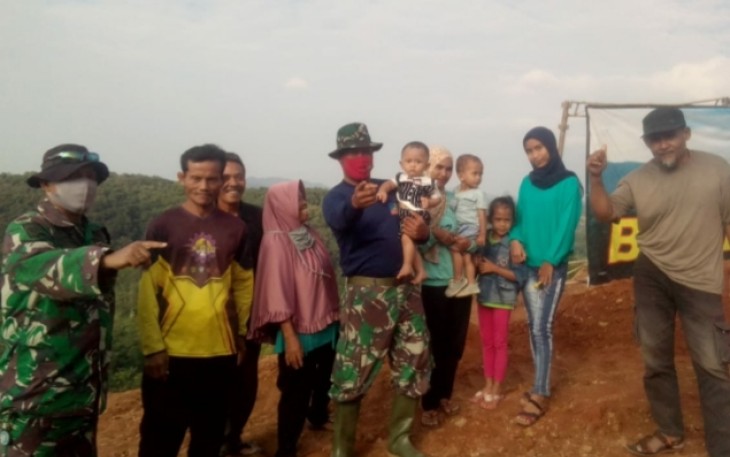 SATGAS TMMD GENDONG ANAK UNTUK LEPAS RINDU