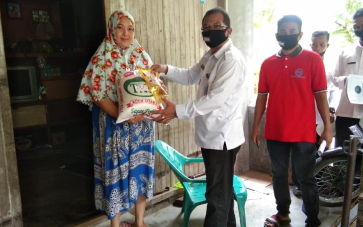 Kepala BNNK Lhokseumawe AKBP. Fakhrurozi saat memberikan sembako kepada warga yang kurang mampu.