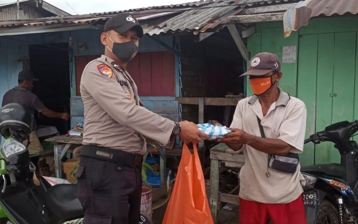 Personel Polres Lingga Bagi nasi bungkus