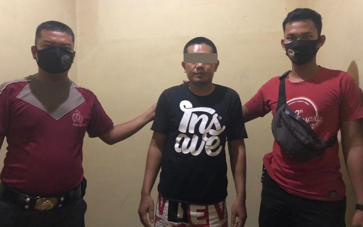 Tersangka (tengah) saat diamankan