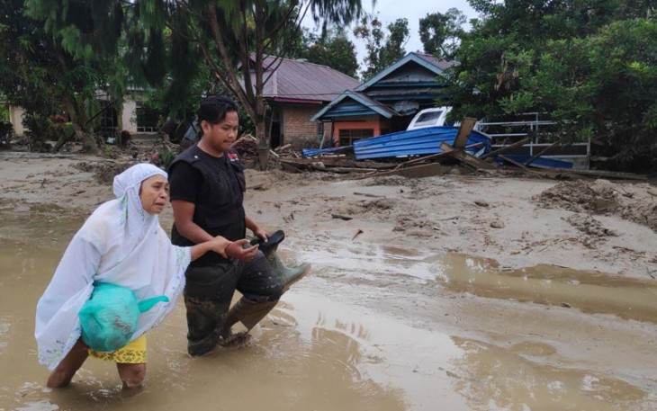 Harlinda Terisak Lihat Rumahnya Terendam Lumpur Akibat Banjir Bandang Luwu Utara