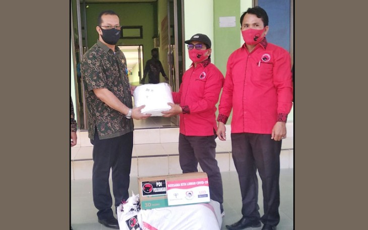 Ketua DPC Partai PDI Perjuangan Aceh Singkil Taufik A.Md didampingi anggota DPRK lainnya saat menyerahkan APD kepada Direktur RSUD Setempat.