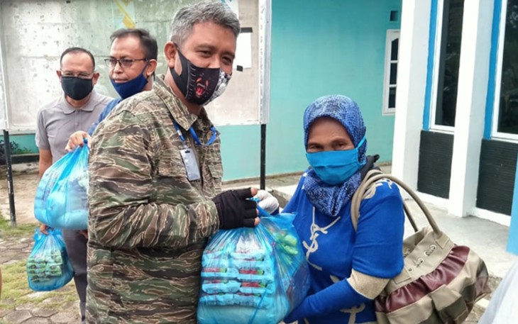 Bupati Bintan Apri Sujadi saat menyerahkan paket sembako ke salah satu warga