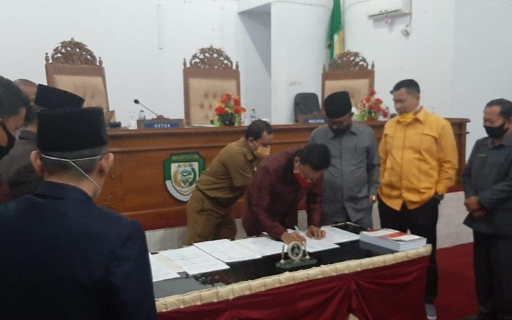 Penandatanganan Kesepakatan Bersama Antara Bupati dan DPRD Kabupaten Seluma tentang KUA/PPAS RAPBD Perubahan Tahun Anggaran 2020