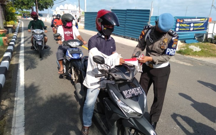 Polsek SBP Tanjungpinang Bagikan Bendera Kepada Pengendara