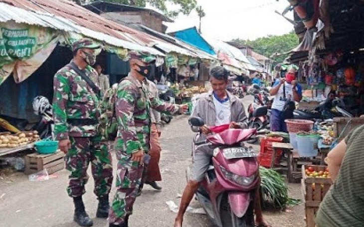 Babinsa saat pantau pasar