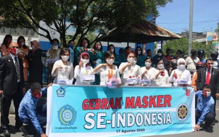Ketua Persit KCK Cab. LXII Dim 1310 Bersama TP PKK Kota Bitung Gelar Gebrak Masker