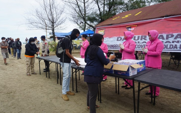 Satuan Brimob Polda Bengkulu dan Bhayangkari Bagikan Paket Makanan kepada Masyarakat
