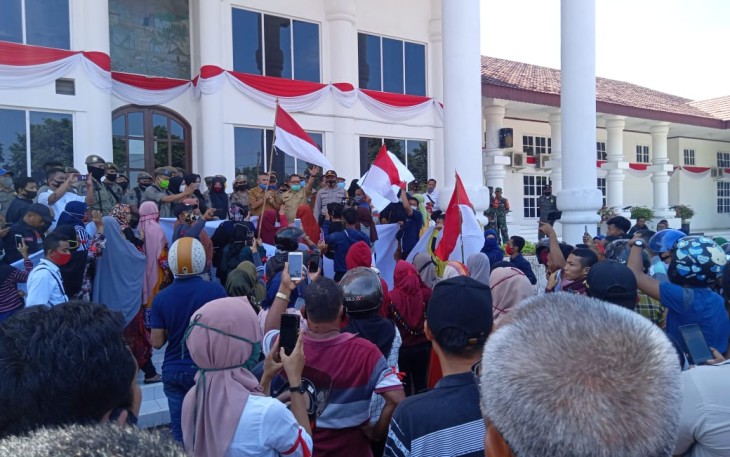 Ratusan warga pasca gelar aksi di kantor Bupati Asahan