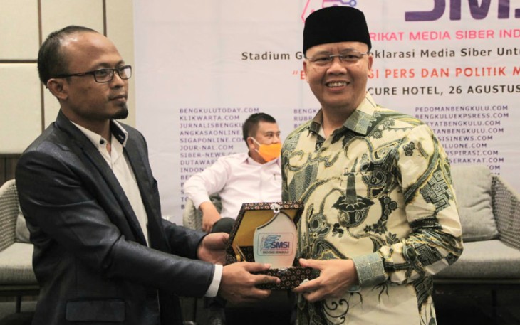 Gubernur Rohidin saat menerima cindera mata dari Ketua SMSI Provinsi Bengkulu Wibowo Susilo