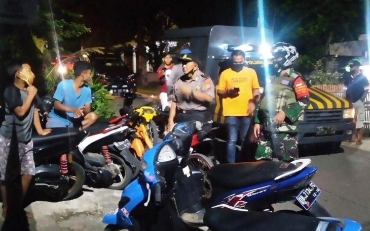 Personil gabungan saat berikan himbau kepada masyarakat terkait bahasa covid-19