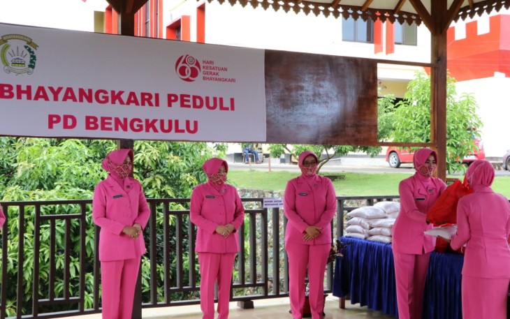 Ketua Bhayangkari Berikan Tali Asih ke Bhayangkari Sat Brimobda Polda Bengkulu yang Ditinggal BKO Papua dan Sudan