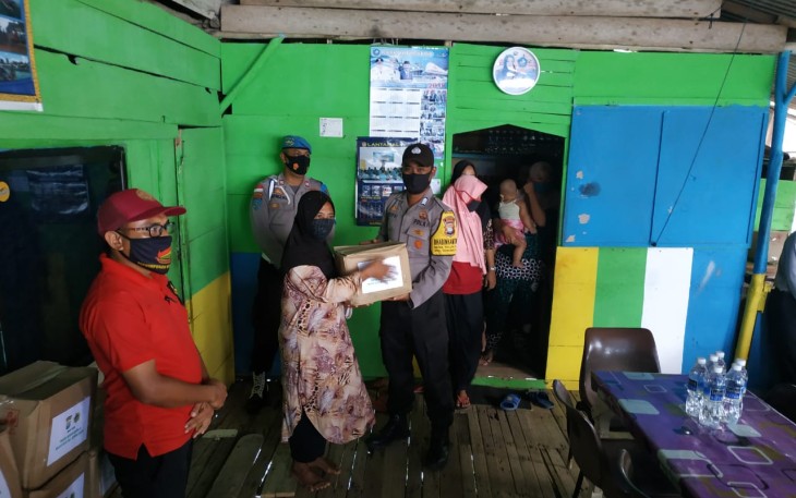 Polsek Gunung Kijang Bagikan Paket Sembako Serta Beri Imbauan Bahaya Melaut