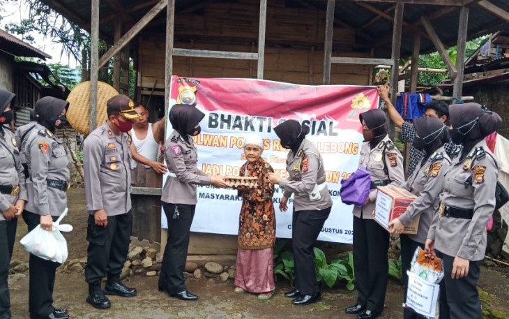 Polwan Polres RL Polda Bengkulu Baksos Donor Darah dan Bantu Warga Kurang Mampu