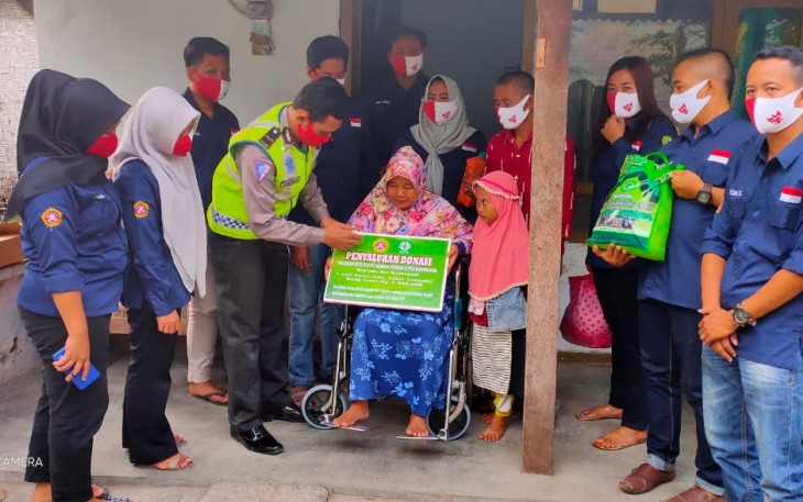 Penyerahan bantuan Karang Taruna Citra Manunggal kepada ibu Nurhayati
