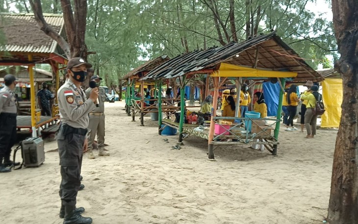 Polsek Gunung Kijang dan Satpol PP Bintan berikan imbauan Protokol Kesehatan di tempat Wisata