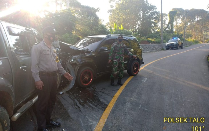 Bhabinsa dan Bhabinkamtibmas Polsek Talo Bersinergi Bantu Masyarakat Alami Laka Lantas