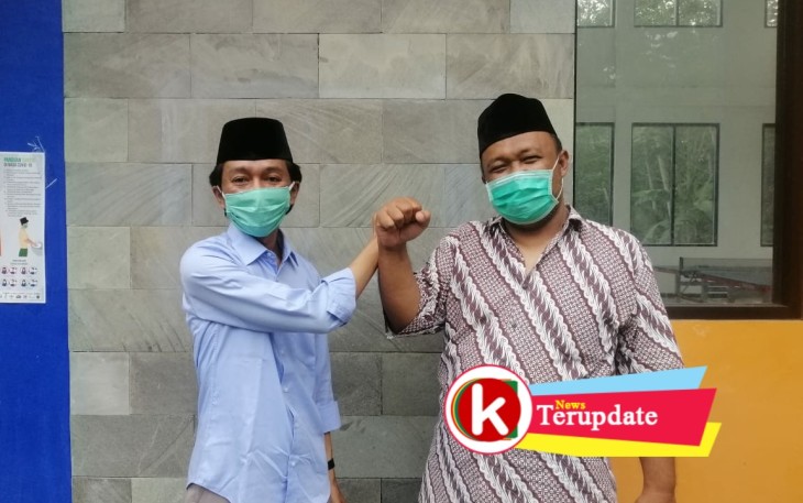 Mas Sugik (kiri) dengan Kang Azis (kanan) (foto: Faisal NR / Klikwarta.com) 