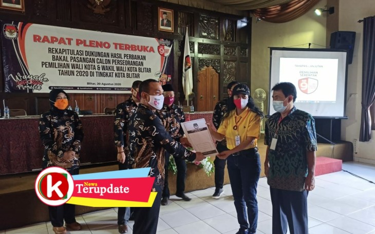 Lisminingsih-Teteng (kanan) di Forum Rapat Pleno KPU Kota Blitar (foto: Faisal NR / Klikwarta.com) 