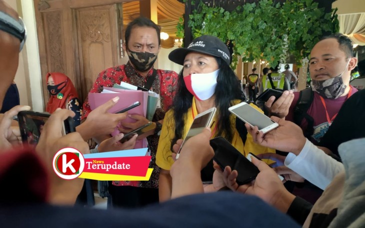 Lisminingsih Dikonfirmasi Awak Media (foto: Faisal NR / Klikwarta.com) 