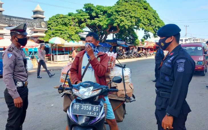 Tim KBR Gegana Brimob Bengkulu Ingatkan Warga Pentingnya Patuhi Protokol Kesehatan