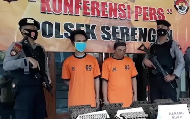 Kedua tersangka pencurian alat cap batik saat diamankan di Mapolsek Serengan Polresta Surakarta.