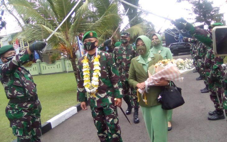 Penyambutan Dandim 1310/Bitung Letkol Inf.Beny Lesmana SE bersama Istri oleh Dandim Lama Letkol Inf.Kusnandar Hidayat S.Sos Bersama pejabat dan anggota kodim