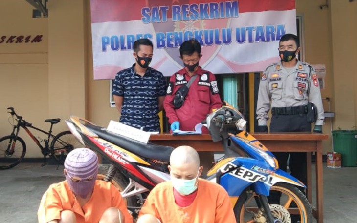 Satu dari dua tersangka curanmor di Bengkulu Utara dilumpuhkan dengan timah panas. Foto: Ismail Yugo/I news TV