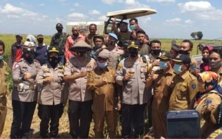 Kapolres OKI beserta rombongan saat panen raya