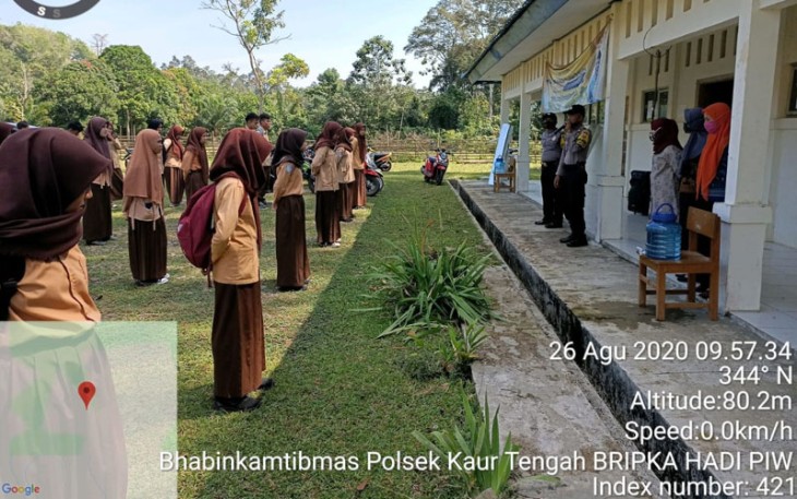 Bhabinkamtibmas Polsek Kaur Tengah Beri Edukasi AKB ke Siswa