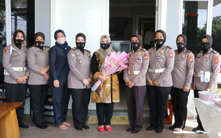 Polwan Polda Bengkulu Anjangsana dan Silaturahmi Ibu Asuh Pada Masanya