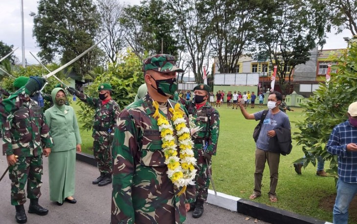 Letkol INF Kusnandar Hidayat saat tinggalkan Makodim 1310/Bitung dengan iringan pedang Pora
