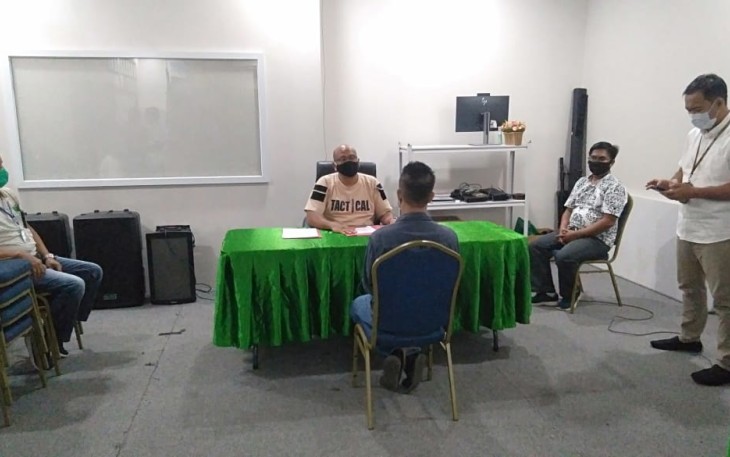 Kepala Kejaksaan Negeri Bitung yang didampingi oleh kasi Intel dan kasipidsus saat memeriksa tersangka yang juga didampingi oleh kuasa hukumnya
