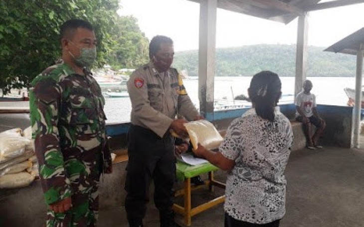 Babinsa bersama bhabinkamtibmas bagikan sembako kepada warga